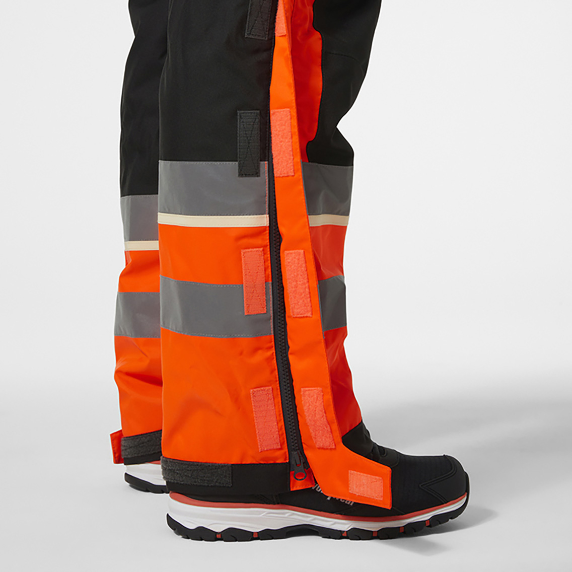 helly-hansen-71555-uc-me-winter-suit-269-feature-1 helly-hansen-71555-uc-me-winter-suit-269-feature-1