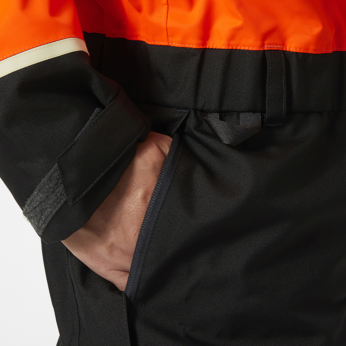 helly-hansen-71555-uc-me-winter-suit-269-feature-2 helly-hansen-71555-uc-me-winter-suit-269-feature-2