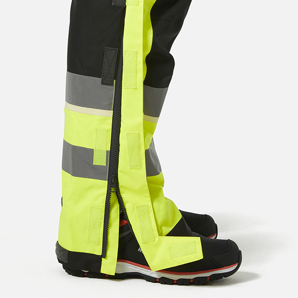 helly-hansen-71555-uc-me-winter-suit-369-feature-1 helly-hansen-71555-uc-me-winter-suit-369-feature-1