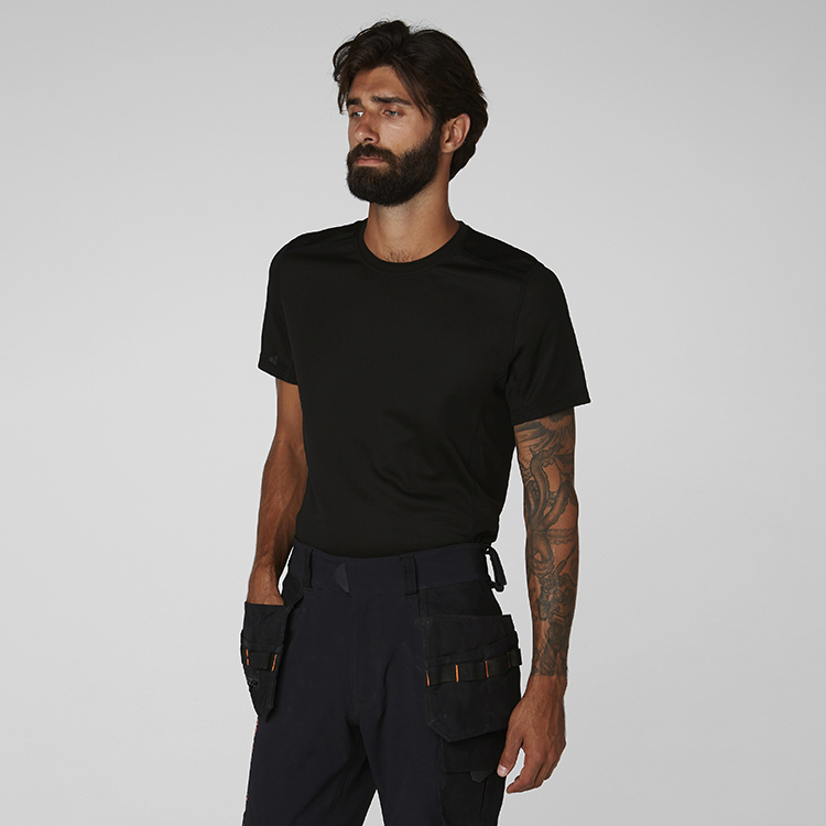 helly-hansen-75104-990-onbody-1 helly-hansen-75104-990-onbody-1