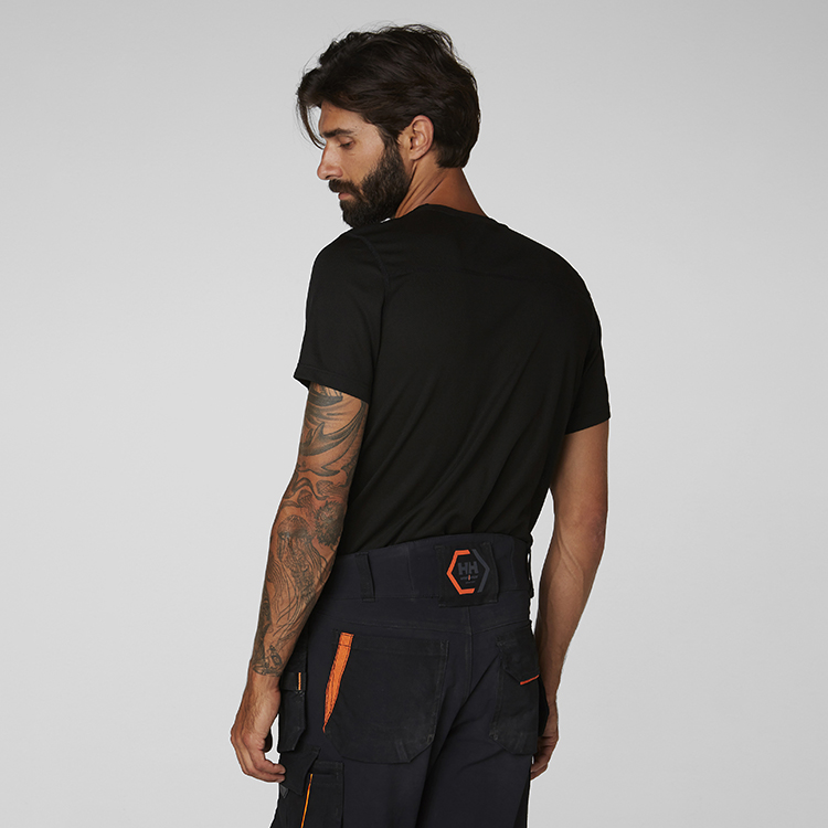 helly-hansen-75104-990-onbody-2 helly-hansen-75104-990-onbody-2