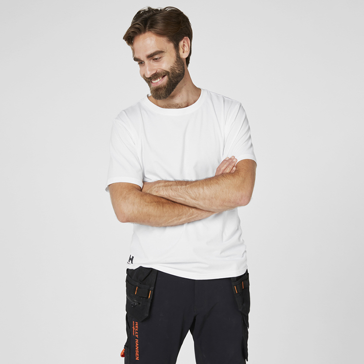 helly-hansen-79198-900-onbody-1